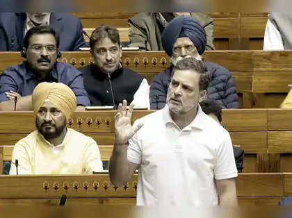 PhoenixJaiSeela's tweet photo. நாடாளுமன்றத்தில் எதிர்க்கட்சி தலைவர் திரு @RahulGandhi அவர்கள் பேசும்போது,
“அவையில் பேச சுதந்திரம் வேண்டும்” என்று வலியுறுத்தினார்.
தற்போது இந்தியாவில் எதிர்க்கட்சி குரல்களுக்கு போதிய இடம் அளிக்கப்படவில்லை என்றும்,
140 கோடி மக்களின் உரிமையை நாம் காக்க வேண்டும் என்றும் கூறினார்.
மக்கள் நலன் தொடர்பான விஷயங்களை பேச அனுமதி இல்லை என்று அவர் குற்றம்சாட்டினார்.
குறிப்பாக தங்கம், வெளிநாட்டு விலை உயர்வு போன்ற முக்கிய பிரச்சினைகள் குறித்து பேச முயன்றாலும், அவையில் இடம்பெறவில்லை என்றார்.
இந்திய அரசியல் நிலைமை குறித்து பேசுவதற்கும், எதிர்க்கட்சிகள் கருத்து தெறிவிப்பதற்கும் தடைகள் உள்ளதாக தெரிவித்தார்.