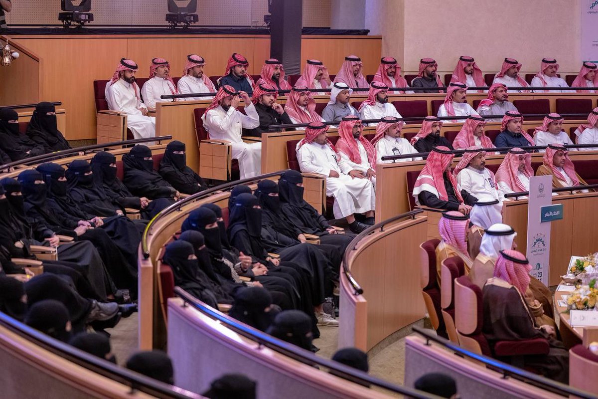 ثمّن رعاية سمو أمير منطقة القصيم لجائزة صناعة المحتوى التي تمثل قيمة رفيعة تتصل بأهم ما يميز هذا العصر..

معالي الشيخ صالح بن حميد: الكلمة أمانة، والمحتوى الواعي يصنع العقول ويوجه السلوك، والاستثمار في المحتوى الرصين هو استثمار في الإنسان وحماية لشبابنا، وقد أصبحت امارة منطقة