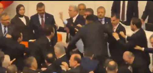 Gazi Meclisin ortasında sirk gösterisi gibi kavga ediyorlar. Bazı insanlar da sosyal medyada yumruklaşanlara methiyeler düzüyor.

Bu tipler! sana, bana hizmet için orada. Ayıplamak yerine övmeye devam ettiğimiz için de ağzımızın ortasına salıncak kurup sallana sallana s*çıyorlar.