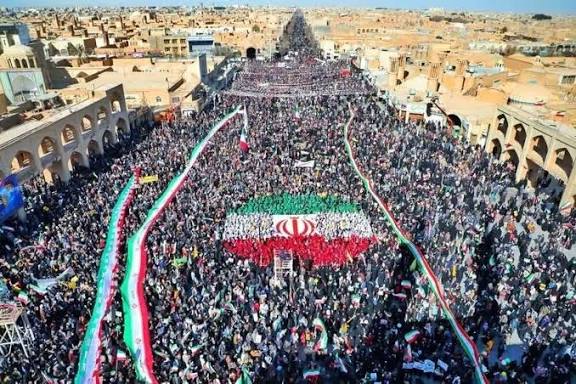 mohammadsehat62's tweet photo. @Mosolchi موس موس افتادی 
تا کور شود هر آنکه نتواند دید 
گنده تر از میگفتن تمومه الان کفن پوسوندن https://t.co/3gnySV2QMu