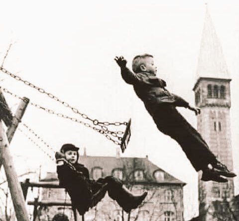 "Yo era chico, yo no sabía entonces de muerte, yo era inmortal."

          - José Luis Borges