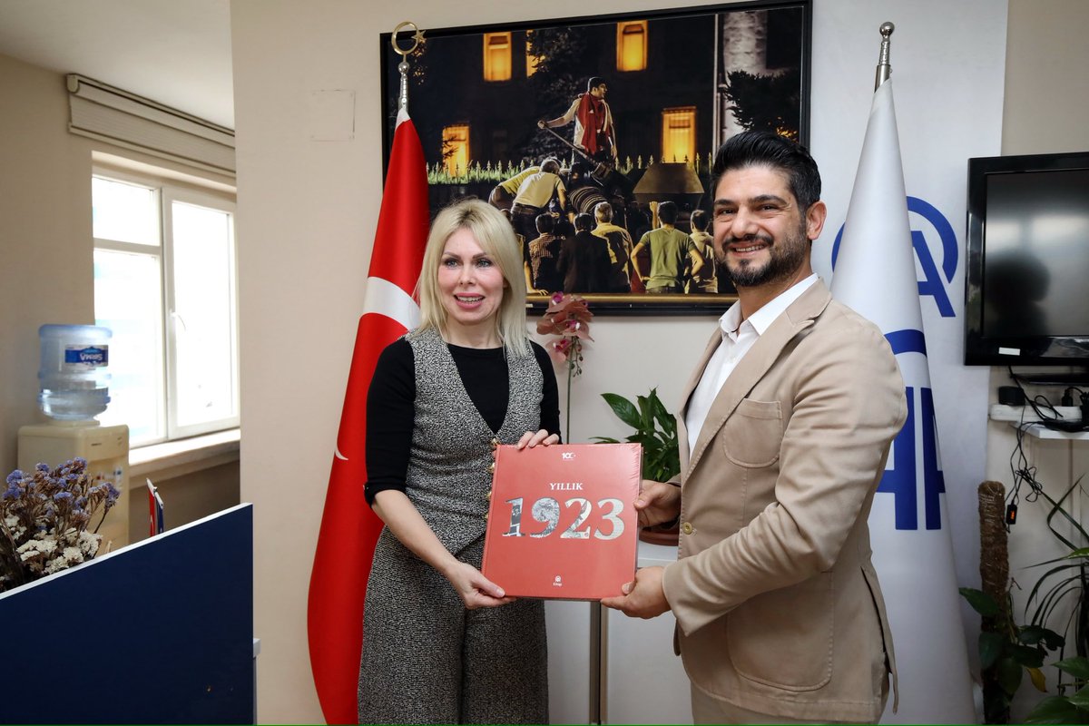 ozlenenozkn's tweet photo. Ulu Önder Gazi Mustafa Kemal Atatürk’ün talimatlarıyla kurulan ve ülkemizi hem ulusal hem de uluslararası alanda başarıyla temsil eden Anadolu Ajansı’nın Antalya Bölge Müdürlüğü’nü ziyaret etmekten büyük memnuniyet duydum. Bölge Müdürümüz Sayın Mustafa Yıldırım ve kıymetli muhabirlerimizle bir araya gelerek şehrimizdeki gelişmeleri değerlendirme ve fikir alışverişinde bulunma fırsatı yakaladık.
Ziyaretimiz vesilesiyle “Yılın Fotoğrafı” oylamasını da inceleme fırsatı buldum. Özellikle Gazze seçkisi beni ziyadesiyle duygulandırdı. Bazen tek bir fotoğraf, bir kitabın sayfalarca anlatamayacağını anlatır, insanın yüreğine dokunur. 
Bu vesileyle, nazik misafirperverliği için Sayın Yıldırım’a teşekkür ediyorum.