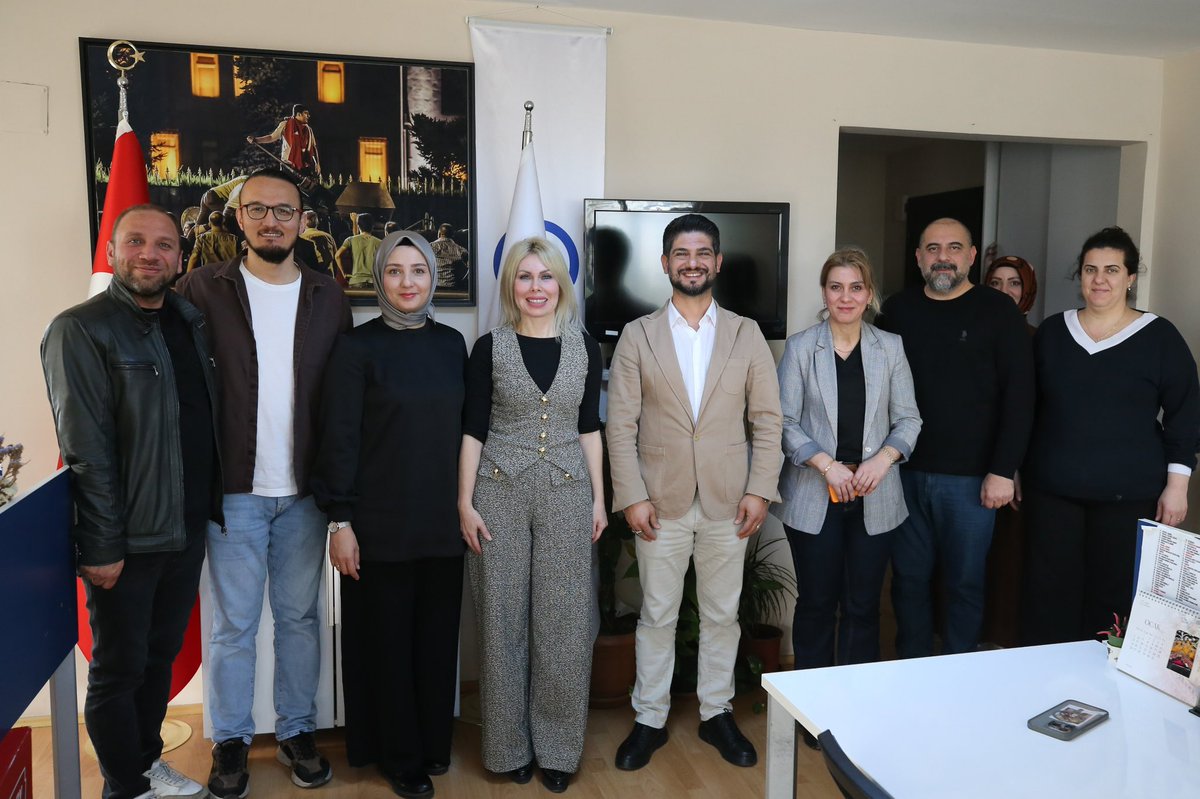ozlenenozkn's tweet photo. Ulu Önder Gazi Mustafa Kemal Atatürk’ün talimatlarıyla kurulan ve ülkemizi hem ulusal hem de uluslararası alanda başarıyla temsil eden Anadolu Ajansı’nın Antalya Bölge Müdürlüğü’nü ziyaret etmekten büyük memnuniyet duydum. Bölge Müdürümüz Sayın Mustafa Yıldırım ve kıymetli muhabirlerimizle bir araya gelerek şehrimizdeki gelişmeleri değerlendirme ve fikir alışverişinde bulunma fırsatı yakaladık.
Ziyaretimiz vesilesiyle “Yılın Fotoğrafı” oylamasını da inceleme fırsatı buldum. Özellikle Gazze seçkisi beni ziyadesiyle duygulandırdı. Bazen tek bir fotoğraf, bir kitabın sayfalarca anlatamayacağını anlatır, insanın yüreğine dokunur. 
Bu vesileyle, nazik misafirperverliği için Sayın Yıldırım’a teşekkür ediyorum.