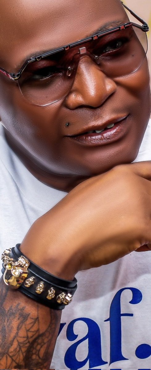 Nigeria problem no be leaders alone
Na we dey follow dem dance

Failure get supporters
Man flop
We still hail am

Thief get title
Noise get respect
Sense get insult

We go collect small rice
Trade big future
Then cry when suffering knock

Truth be say
Some people no want better