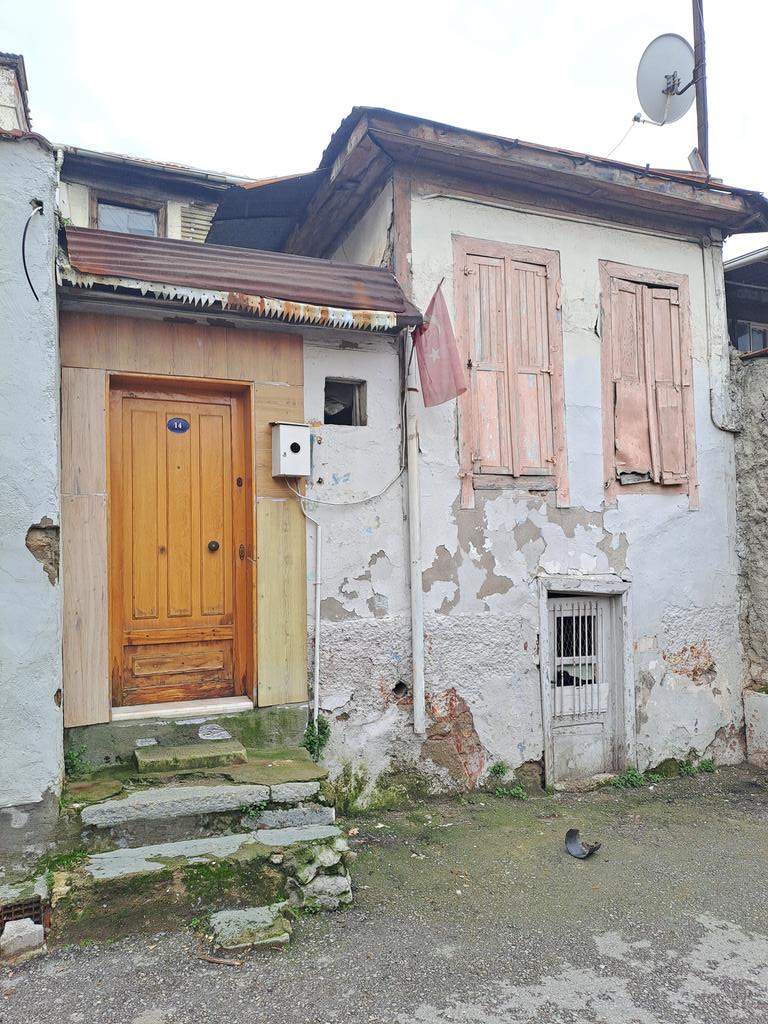 İkiceşmelik'te bulunan bu eski ev zamanın yıpratıcı etkisine karşın Türk Bayrağını gururla taşıyor.