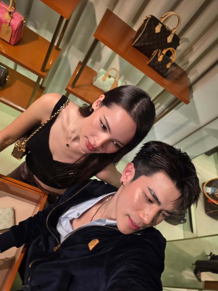 [TH] Fourth pulled off a cute 'Gen Z' selfie with his P'Yaya and P'Bambam at the 130th anniversary of the Louis Vuitton Monogram in Bangkok. 🤣☺️

#FourthNattawat #urassayas
#bambam1a #LouisVuittonxFourth #LVMonogram130 #BamBamxLVMonogram130