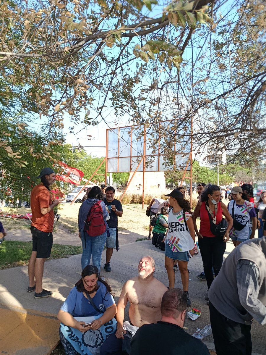 PabloTrotsko97's tweet photo. 🚨 URGENTE 🚨

Represión en Puente Centenario.
La policia de @MartinLlaryora defendiendo la reforma laboral de Milei.

Inmediata liberación a lxs compañerxs detenidos. Luchar no es delito.

¡No a la reforma laboral esclavista! https://t.co/RgI9U46QY8
