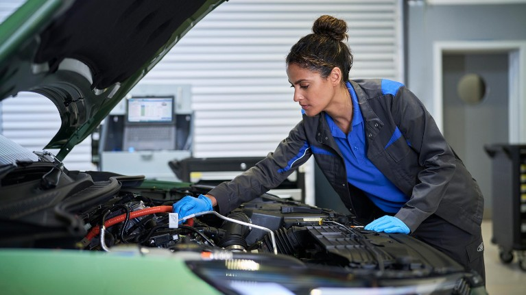 FordFuenlabrada's tweet photo. ¡Tu #Ford merece el mejor cuidado ! 🛠️✨ Ya sea para un mantenimiento rutinario o una reparación específica, nuestro equipo está listo para ofrecerte un servicio rápido, transparente y con recambios originales.

¿Tu coche necesita una puesta a punto? ¡Ven a visitarnos! 📍🕶️ https://t.co/ChM7SiNe1P