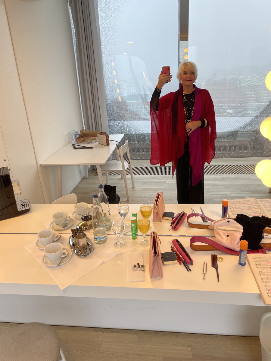 MattilaKarita's tweet photo. Greetings from Klytämnestra’s dressing room 🎶😘

#DressRehearsal  #Elektra 🪓#ElbPhilharmonieNDR  #Hamburg🇩🇪 #HappyWednesday ♥️💋 https://t.co/BcPV9Am3HR