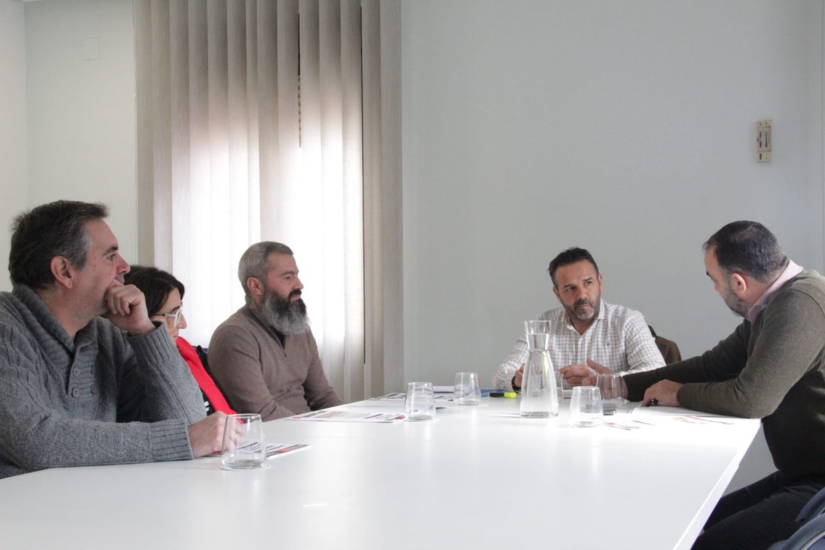 Agradecer a <a href="/Huelva_Vox/">VOX Huelva</a> <a href="/Miguel_VOX_Alj/">Miguel Ángel Sánchez Cuéllar</a> <a href="/mariapg1980/">María Ponce 🇪🇸💚</a> <a href="/marioAriza8581/">mario Ariza</a> habernos recibido para tratar la sanidad de #sosprisiones y escuchar las reivindicaciones de nuestro colectivo, entre otras la falta de autoridad en CP Huelva. Se le entrega el dossier de la sanidad.