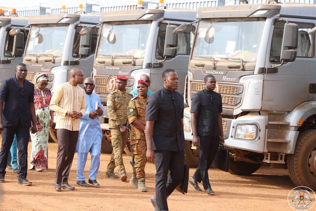 HadejaKeita's tweet photo. RĂ©ponse humanitaire : 64 camions remis au CONASUR pour renforcer les interventions dâurgence. Le Premier ministre Rimtalba Jean Emmanuel OuĂ©draogo a remis 64 camions au #CONASUR. Un investissement dâenviron 5,5 milliards FCFA financĂ© par lâĂtat. https://t.co/ScLBfIpkmT #Lwili https://t.co/4W2HugbjHH