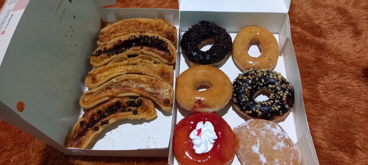 Sapa muk donat sama banana piee? Zayne ga boleh ngambil. Zayne dni.