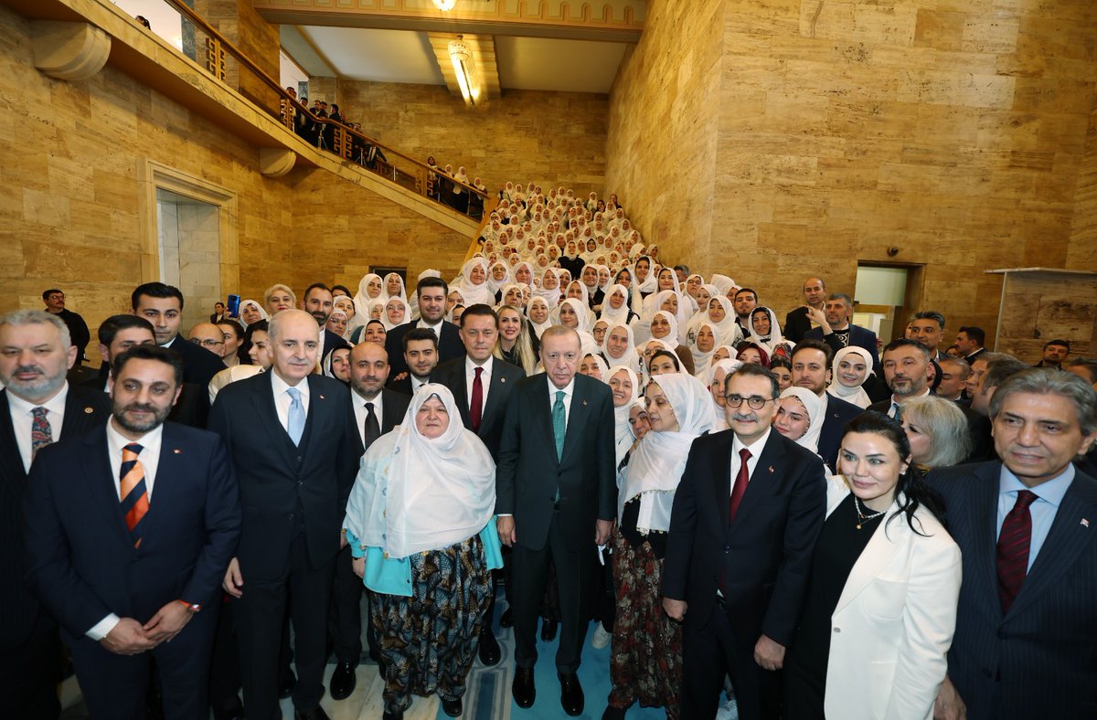 Cumhurbaşkanımız Recep Tayyip Erdoğan, AK Parti grup toplantısına davet ettiği Mihalgazi Belediye Başkanı Zeynep Güneş ve beraberindeki kadınlar ile toplantı sonrasında fotoğraf çektirdi.