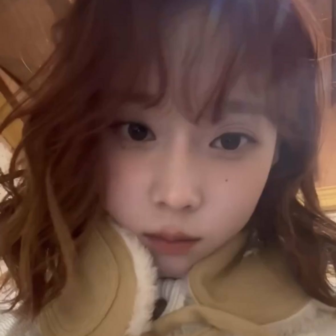 알오물 칼윈

위스키 냄새 물씬 풍기는 우성 알파 유즤믽.

그리고 그 옆에서 취해서 맨날 헤롱대는 몽글몽글 솜사탕향 애기(?) 오메가 김믽졍.

"어지러어...안아조오..."

그 오메가의 그 말 한 마디면 옆에서 사람이 죽어도 동요하지 않을 것 같은 얼음장 같은 그 알파도 풀어질 수 밖에 없는 거야.