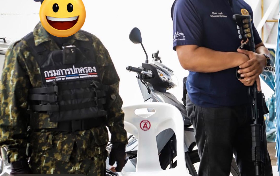 ชลบุรีเขต8 เจ้าหน้าที่เล่นใหญ่ พกปืนลูกซอง คุมเข้มหีบเลือกตั้ง ในขณะที่มีประชาชนบางส่วนอยู่เฝ้าหีบ เพื่อกันไม่ให้เจ้าหน้าที่เคลื่อนย้ายหีบ‼️ #นับใหม่ทั่วประเทศ  #ชลบุรีเขต8  #ชลบุรีเขต1