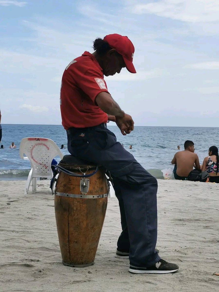 Moment de pause, pour un musicien de la plage 🌺