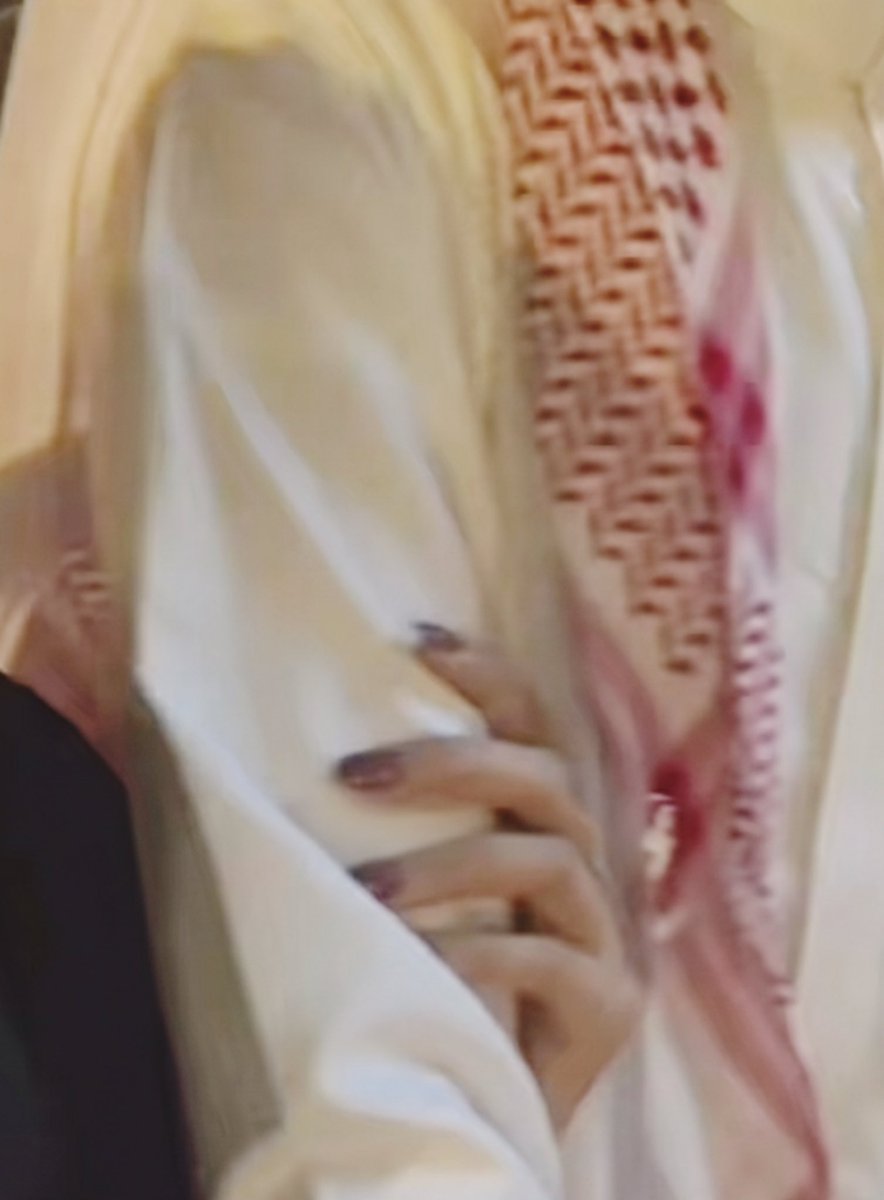 يشعّ النور من وجهك ويتجهك
لأنه شاف في ثغرك مساحاته♥️