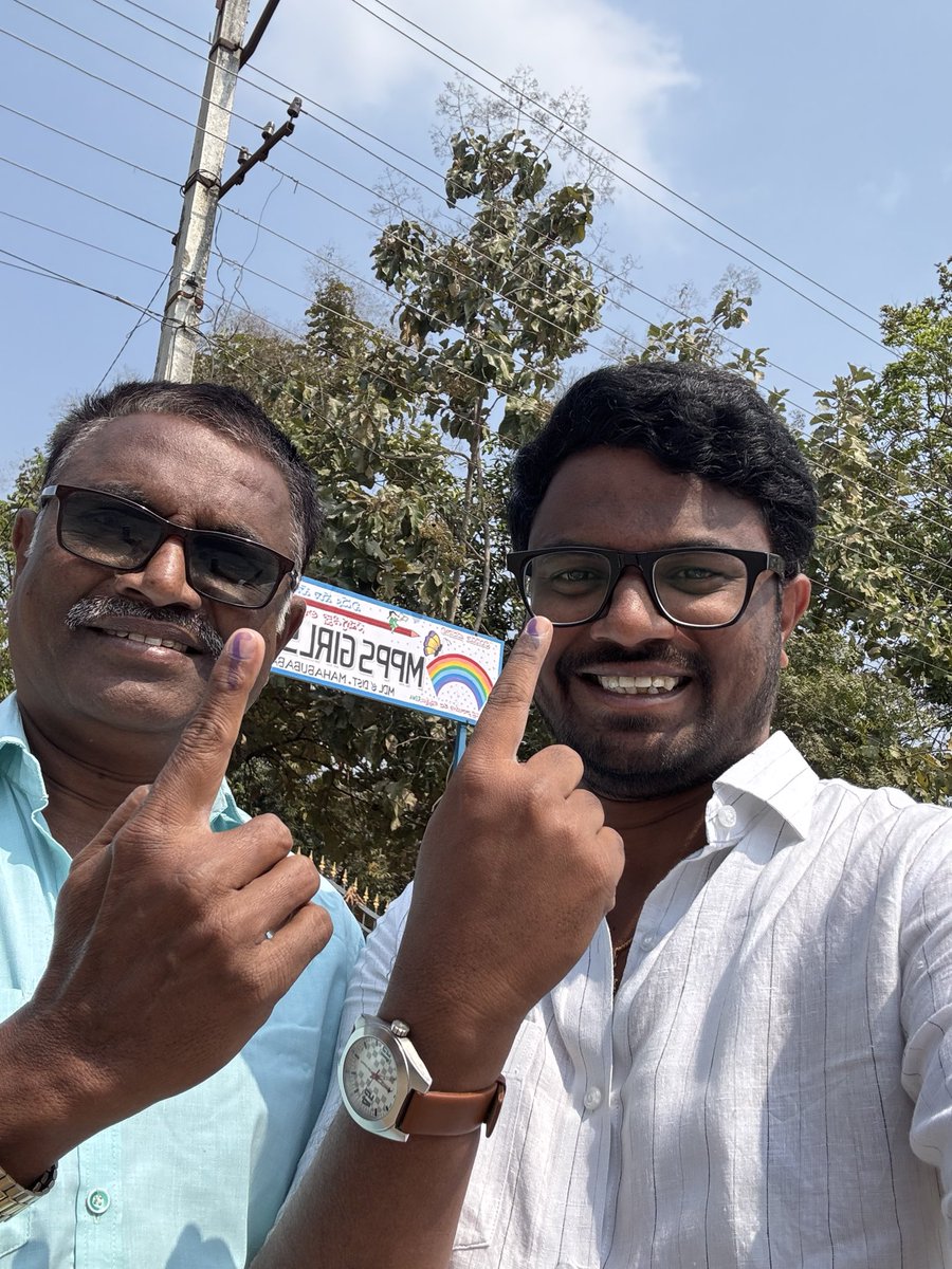 aldhianil's tweet photo. Voted 🗳️. fyi, సాధారణంగా ఎన్నికలు EVM తో జరుగుతుంటాయీ కానీ ఈసారి మున్సిపల్ ఎన్నికల్లో బాలట్ పేపర్ వాడిండ్రు. #ManukotaElections https://t.co/8sVrvt4mkz