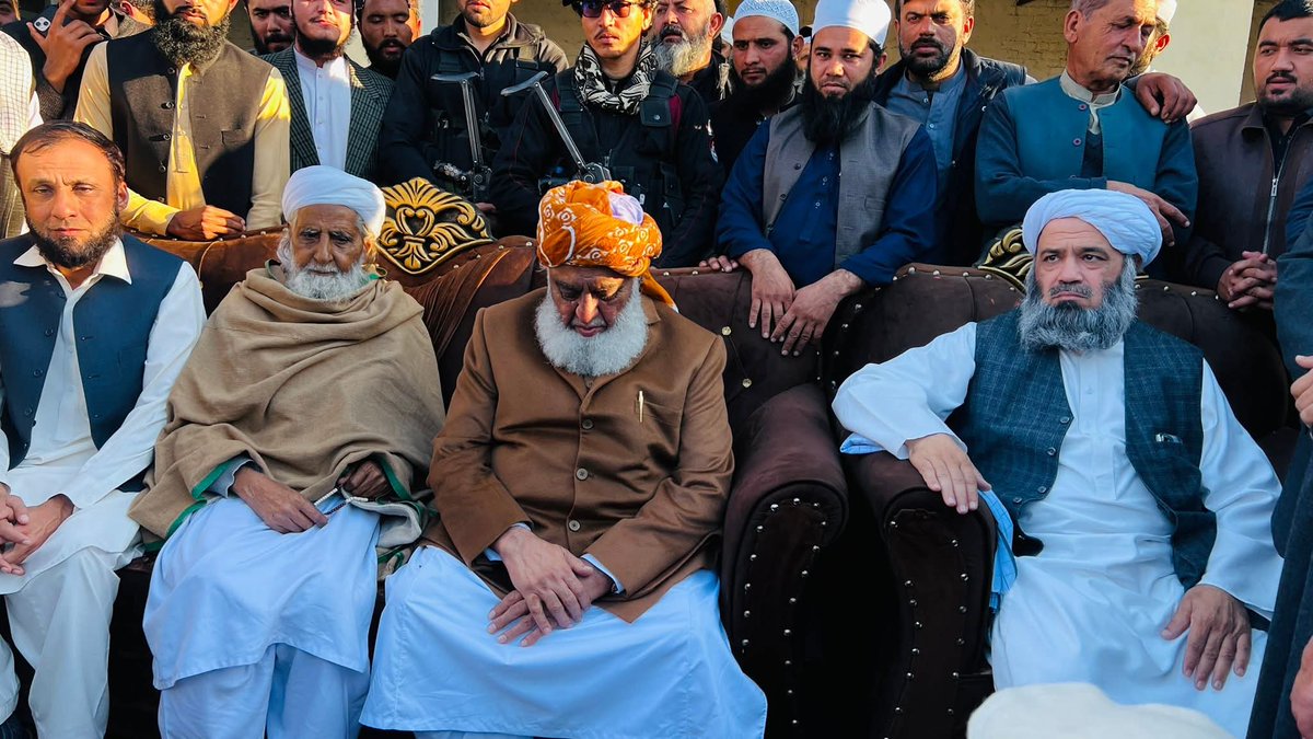 قائد جمعیت حضرت مولانا فضل الرحمان صاحب 
صوبائی جنرل سیکٹری سنیٹر مولانا عطاء الحق درویش صاحب کے ہمراہ 
امیر ضلع چارسدہ مفتی گوہر شاہ صاحب کے ہمشیرہ کے وفات پرتعزیت کررہے ہے