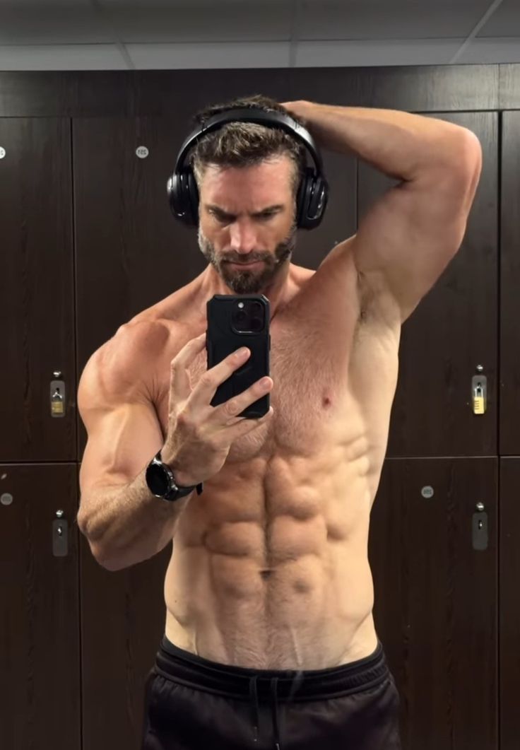 ●André Dupont💪🏻

●+40 y.o.🔞

●Entrepeneur, CEO, lecturer at Paris University of Commerce 🏛💰

●His family comes from high society, they work in the financial sector and also in politics. The future was predetermined 👔

●He pays a lot of attention to his body!