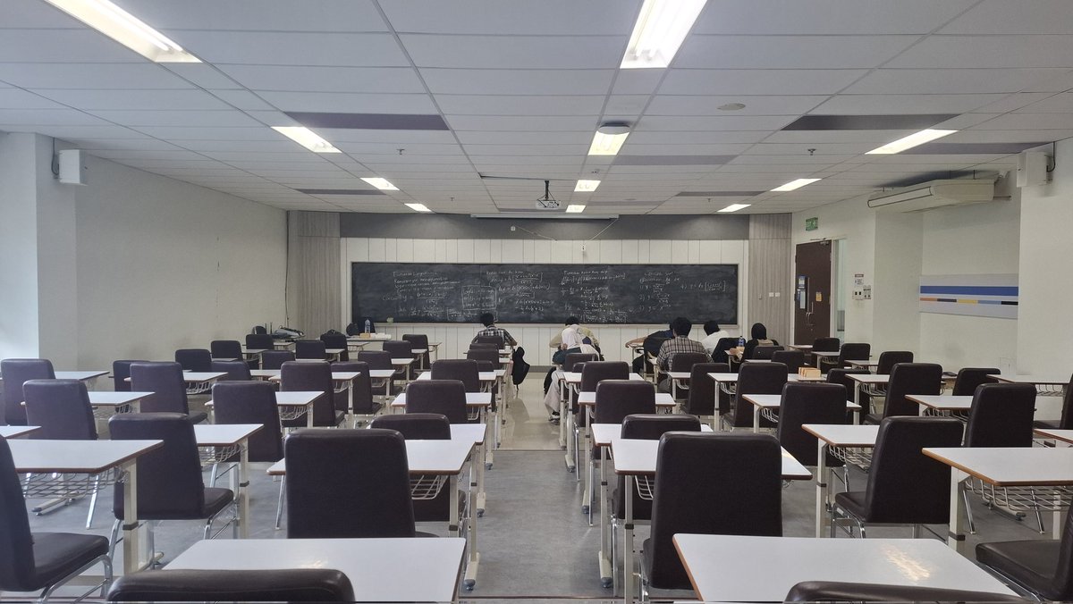 ahmadzakiyudin_'s tweet photo. tempat duduk bertingkat dan papan tulis hitam dgn coretan dari kapur. 

vibesnya beda bgt, kaya di video pengajaran di kampus top dunia.

TW1-205. https://t.co/0SaFwl7ta0