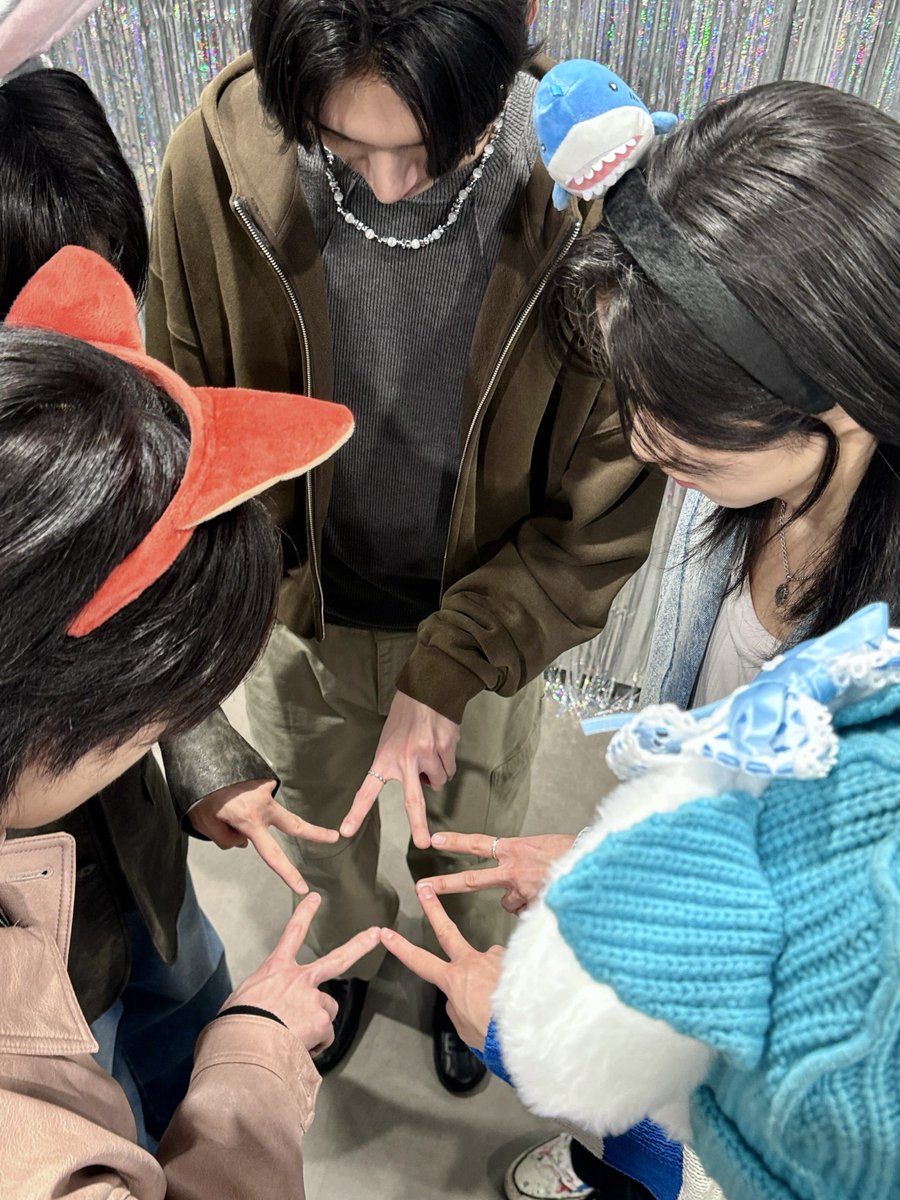 [📣] #하츠웨이브 (<a href="/hrtzwav/">hrtz.wav (하츠웨이브)</a>) 멘션파티 2부
𝐏𝐚𝐫𝐭 𝟐. hrtz.wav가 다 들어줄게💫

멤버들의 셀카, 따라해줬으면 하는 짤, 보고싶은 밈 등을 멘션으로 보내주세요!📸
하츠웨이브가 실시간으로 배달해 드립니다🎁 #hrtzwav

📌필수 해시태그
#하츠웨이브와_함께하는_50일 #hrtzwav_50days