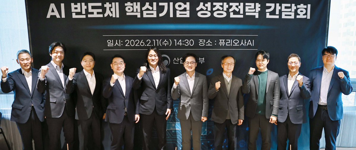 퓨리오사AI에서 AI반도체 성장전략 간담회를 열었습니다. 대통령님께서 주신 ‘차량용·AI반도체 경쟁력 강화’ 숙제의 연장선입니다. AI반도체는 기술패권의 핵심이자 생태계 건강성, M.AX 성공의 지표입니다. 기회는 열려있습니다. 속도로 승부하겠습니다. facebook.com/share/p/1HsEw3…