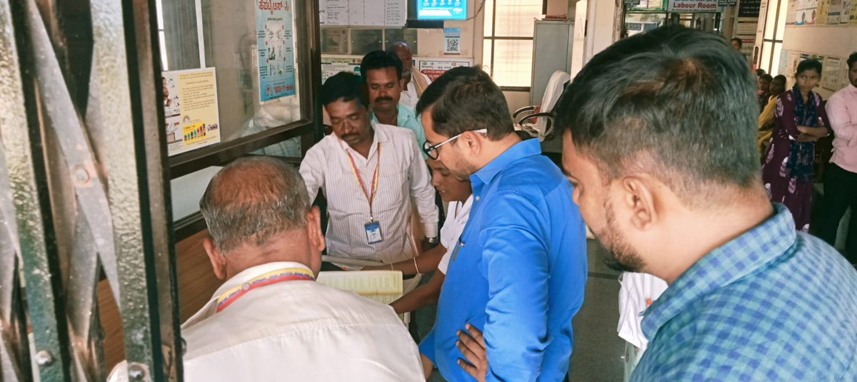 ಕೊಪ್ಪಳ ಜಿ/ ತಾ ಗಿಣಗೇರ ಗ್ರಾಮ ಪಂಚಾಯತಿ ವ್ಯಾಪ್ತಿಯ ಪ್ರಾಥಮಿಕ ಆರೋಗ್ಯ ಕೇಂದ್ರಕ್ಕೆ  ಶ್ರೀ ವರ್ಣಿತ್ ನೇಗಿ ಮುಖ್ಯ ಕಾರ್ಯನಿರ್ವಾಹಕ ಅಧಿಕಾರಿಗಳು ಜಿ.ಪಂ.ಕೊಪ್ಪಳರವರು ಭೇಟಿ ನೀಡಿ PHC ಕೇಂದ್ರದಲ್ಲಿ ಸರಿಯಾದ ನಿರ್ವಹಣೆಗಳ ಕುರಿತು ಪರಿಶೀಲಿಸಿದರು.

#ಜಿಲ್ಲಾಪಂಚಾಯತ್ ಕೊಪ್ಪಳ