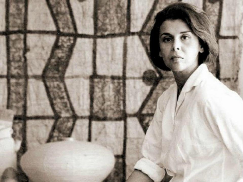 Curriculum vitae

digamos que ganaste la carrera
y que el premio
era otra carrera
que no bebiste el vino de la victoria
sino tu propia sal
que jamás escuchaste vítores
sino ladridos de perros
y que tu sombra
tu propia sombra
fue tu única
y desleal competidora.

Blanca Varela.