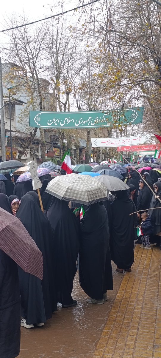 _mahya135_'s tweet photo. باران که رحمت الهی بود، اگر سنگ هم می‌بارید بازم همه می‌اومدن برای جشن #ایستادگی_ملی و #فتح_بزرگ https://t.co/j9yUNlq4wV