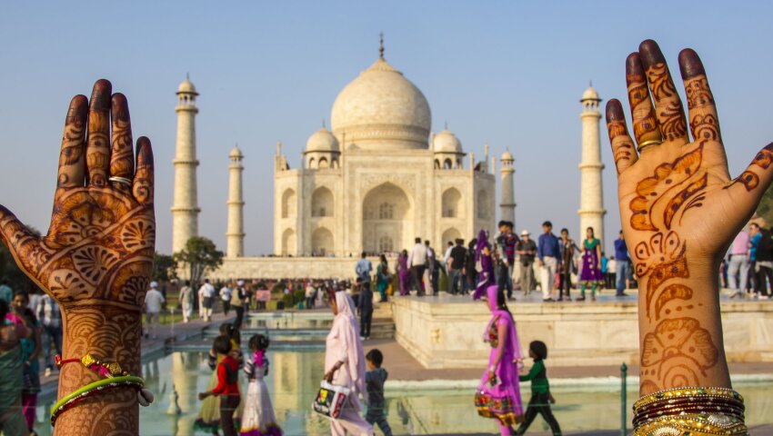 LORWEN108's tweet image. I’m American.

After my PhD, I went to India.

What I experienced dismantled my Western worldview.

Here are 8 lessons that permanently rewired how I see life: