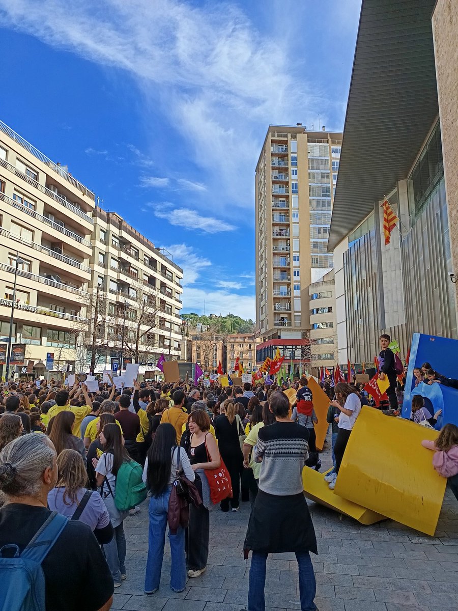 avinyals's tweet photo. #Vaga11F #VagaEducativa Ja n'hi ha prou, @eniubo! Quan no podem més ho podem tot! Orgull de col·lectiu, orgull de professió! https://t.co/zE74KSsagE