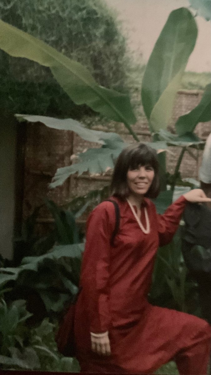 LORWEN108's tweet image. I’m American.

After my PhD, I went to India.

What I experienced dismantled my Western worldview.

Here are 8 lessons that permanently rewired how I see life: