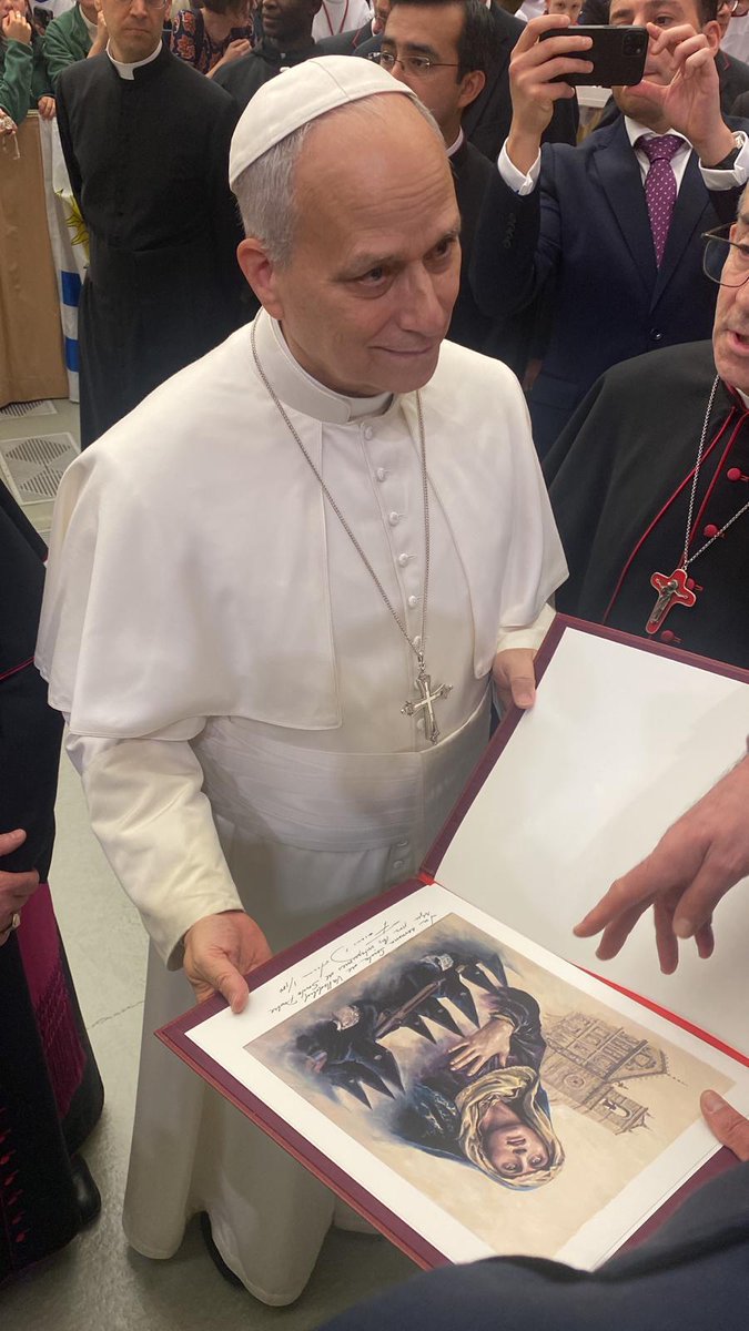 El Papa @pontifex recibe de la mano de <a href="/MonsArguello/">Mons. Luis Argüello</a> y el alcalde de <a href="/AyuntamientoVLL/">Ayto. de Valladolid</a>  <a href="/JesusJCarnero/">Jesus Julio Carnero</a> , una replica del cartel de la Semana Santa de Valladolid 2026 realizado por <a href="/DalmauFerrer/">Augusto Ferrer-Dalmau</a>
