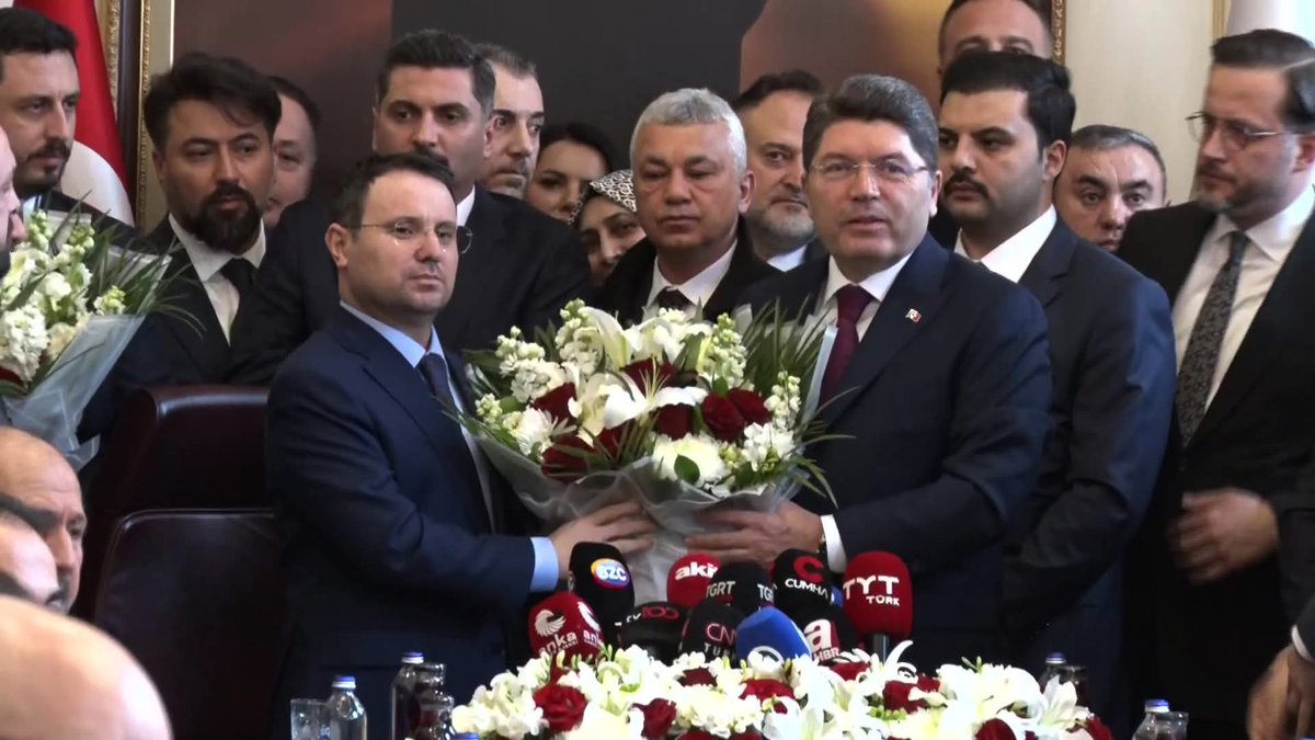 "Bizim Adalet Bakanının adı Akın; suçlunun peşinde, takibi yakın."😅

Özgür 'un anası cana yakın 😅

#AkınGürlek #ÖzgürÖzel 
#Mustafaçiftçi