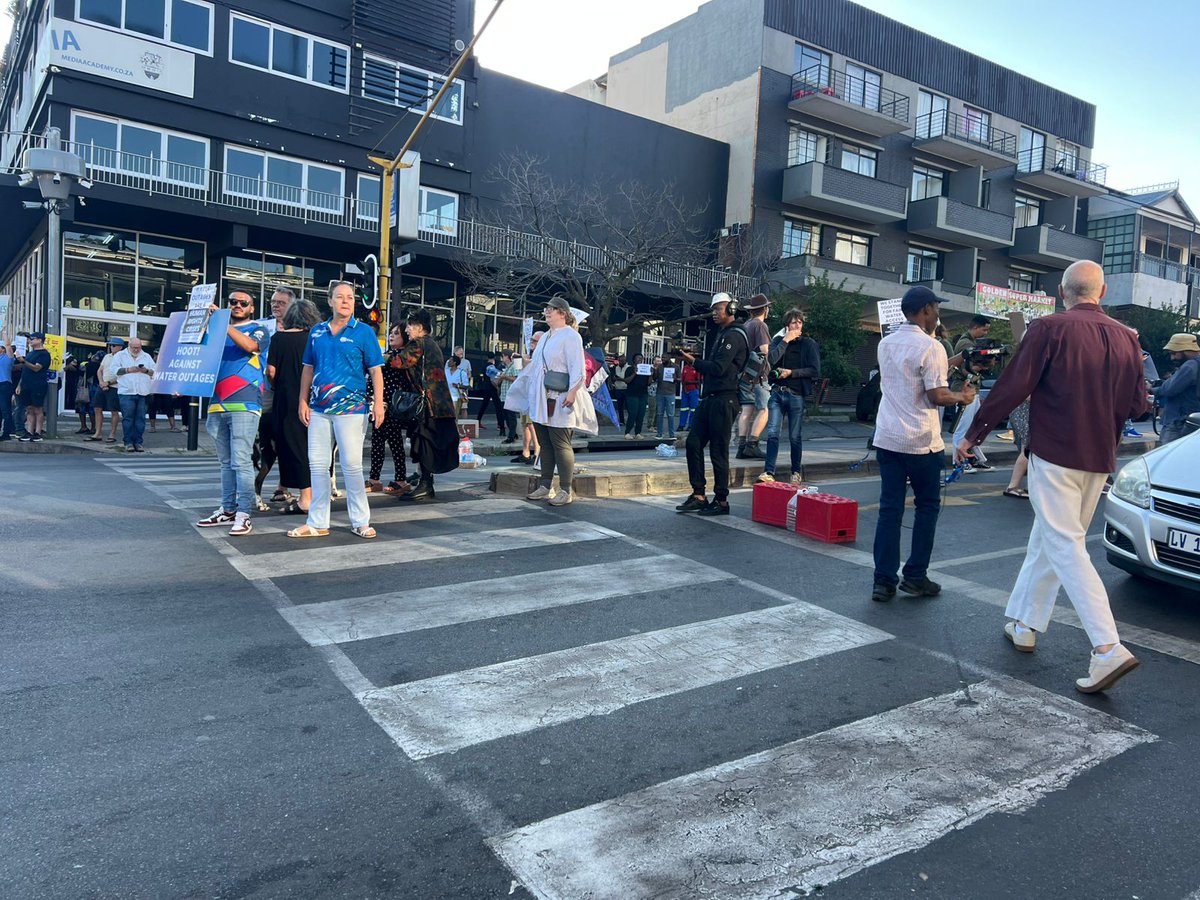 SABCNews_Radio's tweet image. [WATCH] Disgruntled Johannesburg residents are protesting water outages in the city.

#sabcnews  #UpdateAtNoon