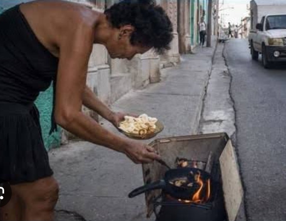 "La gente en Cuba ya tiene que romper las sillas de la casa para prender una hoguera y poder cocinar", cuenta hoy en <a href="/Yestonoestodo/">Y esto no es todo</a> el periodista <a href="/JimenezEnoa/">Abraham Jiménez Enoa</a>, que habló del colapso del turismo. Óigalo aquí: youtu.be/nrP8KDSJcx8?si…