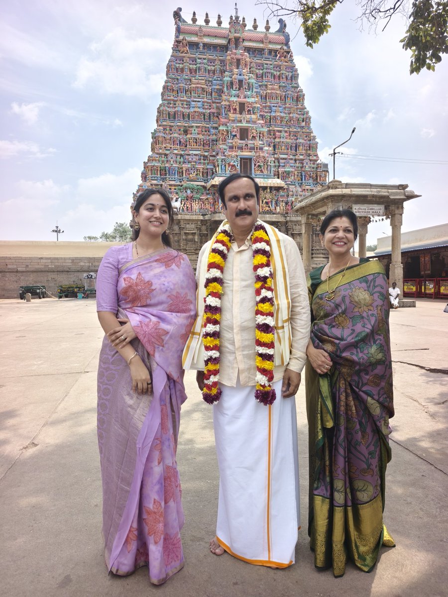 draramadoss's tweet photo. மதுரை கள்ளழகர் கோவிலில் அமைந்துள்ள பதினெட்டாம்படி கருப்பசாமிக்கு சிறப்பு பூஜை செய்து, குடும்பத்துடன் வழிபட்ட போது.! https://t.co/Z0ts1tPeik