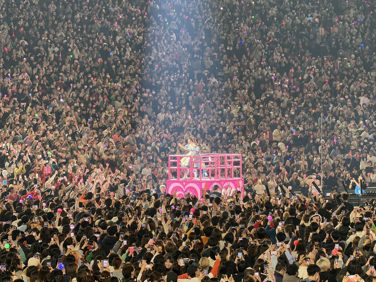 ステージングに対する純粋な興味でチケット取った渡辺直美さんのライブに行ったのだけれど、想像していたよりもがっつりヘアスプレーコーナーがあり、三浦宏規さん出てきてウワーッてなってたら石川禅さん出てきて…！東京ドームで禅さん見てることに感激して泣いてた😭😭😭渡辺直美さんありがとう😭😭