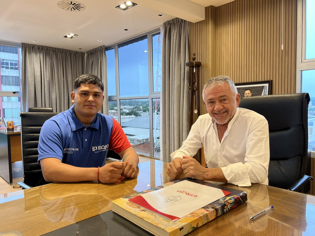 Hoy quiero que conozcan a JOAQUÍN, parte de nuestro EQUIPO.

Una vecina, agradecida por su TRABAJO, quiso darle dinero para que se comprara algo fresco para el calor. ¿Saben qué hizo Joaquín? Con una sonrisa, no lo aceptó. Le dijo que su mejor pago es ver la ciudad MEJOR.
👇🏻