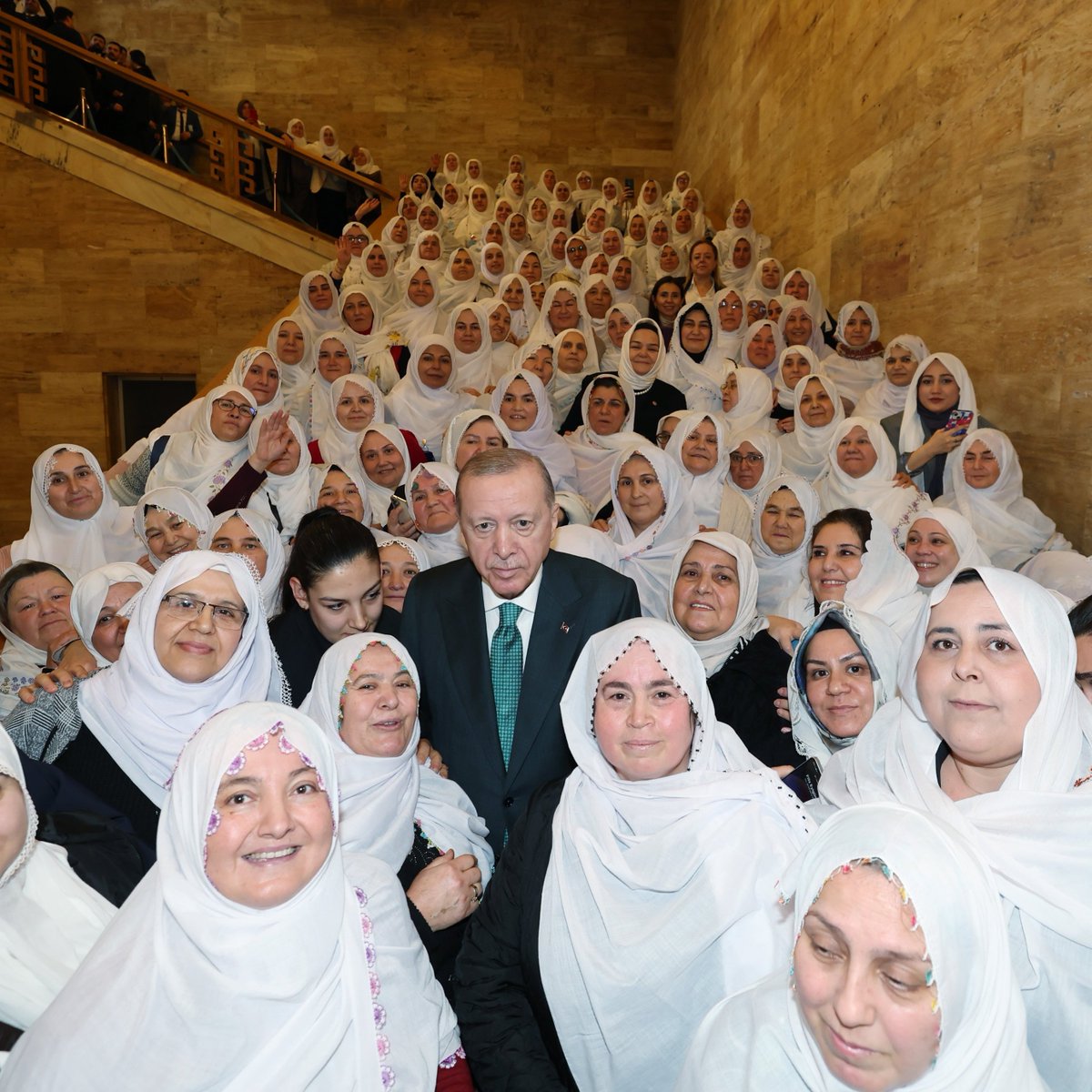 Cumhurbaşkanı Erdoğan, Mihalgazi Belediye Başkanı Zeynep Güneş ve beraberindeki kadınlar ile fotoğraf çektirdi.