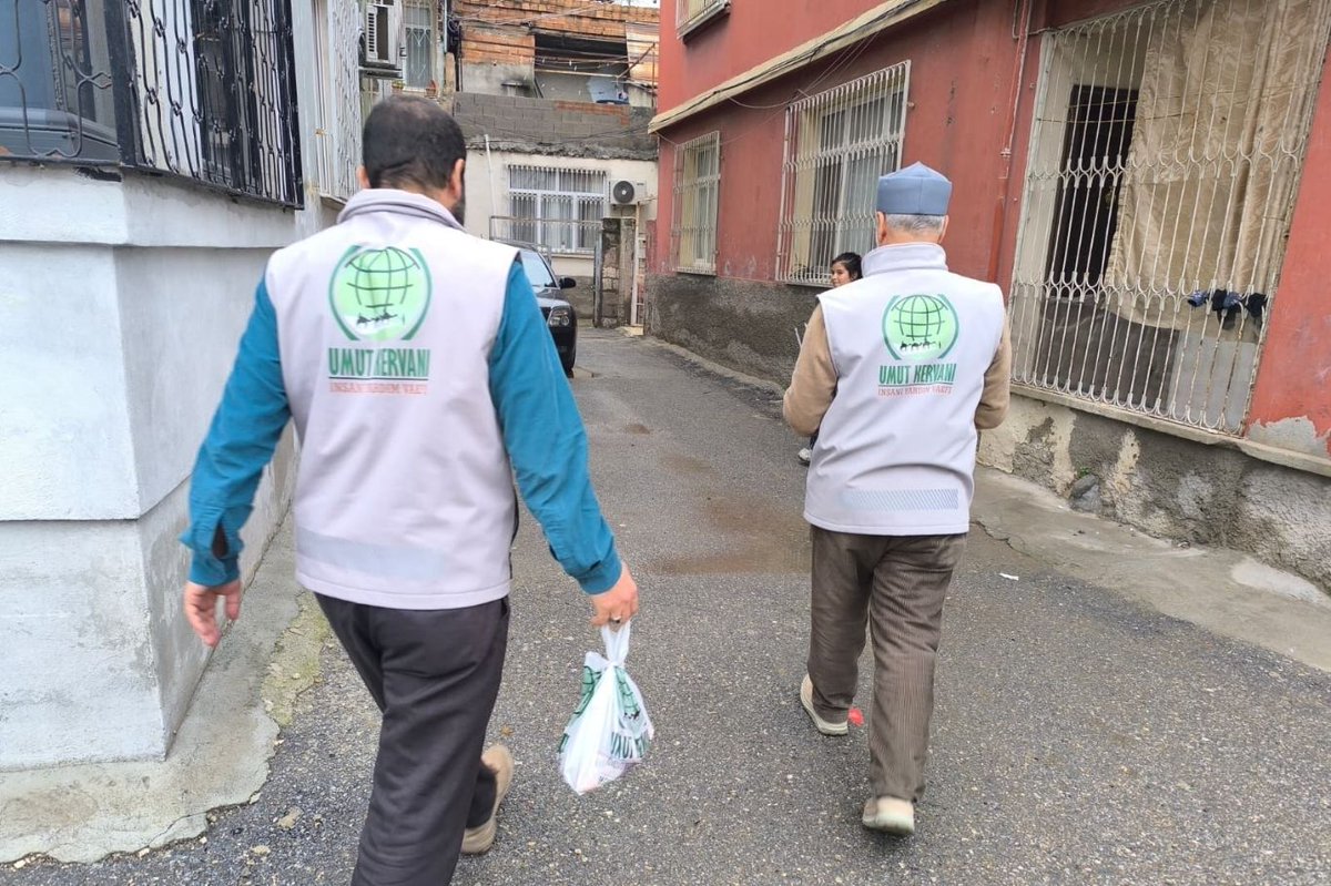 umutkervanivkf's tweet photo. 📍Mersin / Tarsus

Mersin’in Tarsus ilçesinde yetim ve ihtiyaç sahibi ailelere yönelik kırmızı et yardımı gerçekleştirildik. https://t.co/e3loHk5QRY
