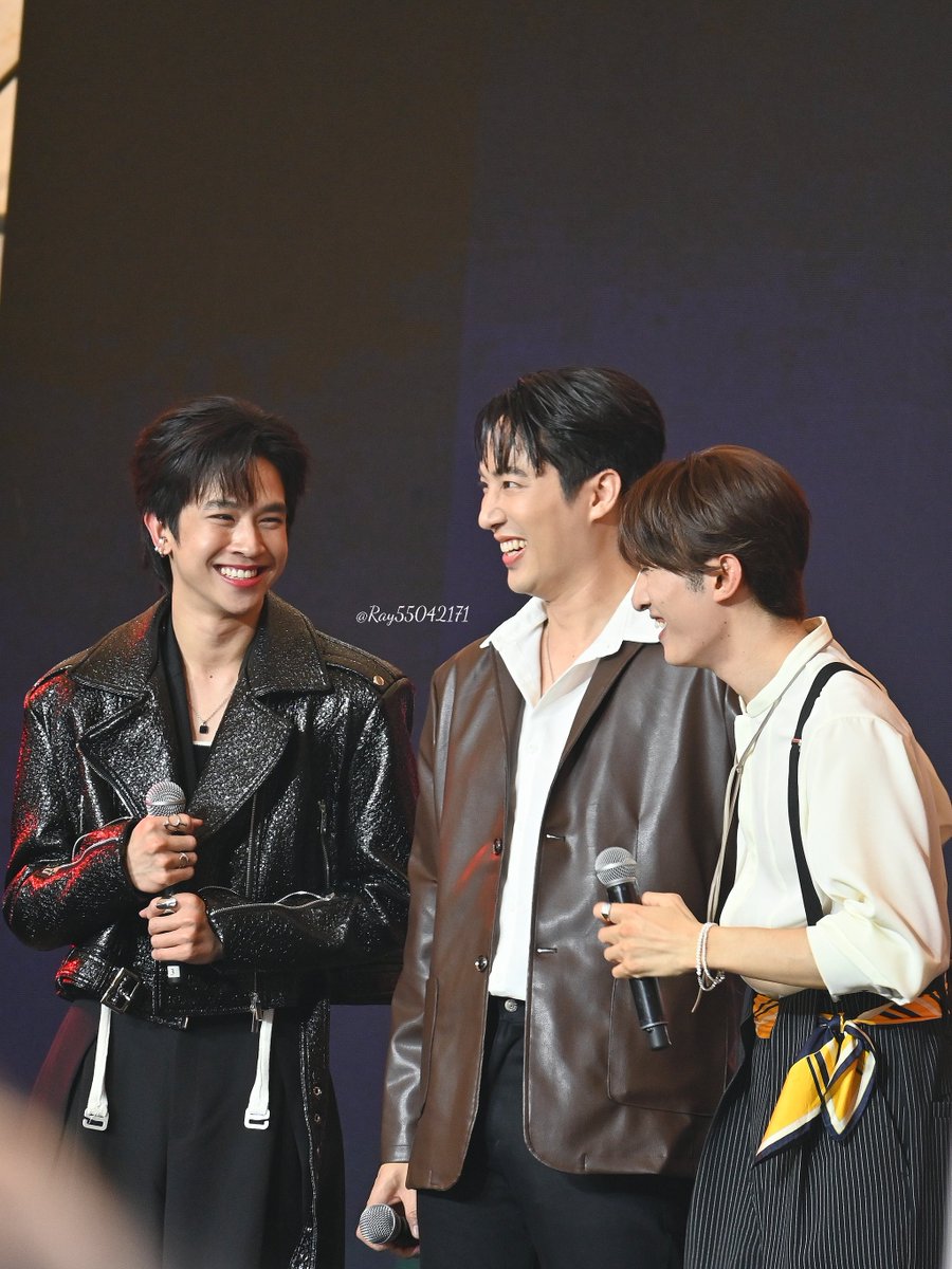 久しぶりの再会で、楽しそうな3人🥰
すごい人だったので、めっちゃ遠いところから、かろうじてズーム😅
裸眼だとほとんど見えてなかった💦

#เจ้าแก้มก้อน #fluke_natouch
#向井康二 #judo_tantachj 
#JapanExpoThailand2026