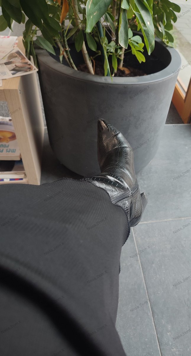 Nissa_Dom's tweet photo. Tu existes mieux quand tu te tais...la bouche pleine en train de subir un foot gaging 

@rt_feet_domina @Brun0Parent @rt_feet @RtSlavv @rt_domm 

#footfetısh #footgagging #domina #atm #soumis #femdom https://t.co/WfPbypCfoz