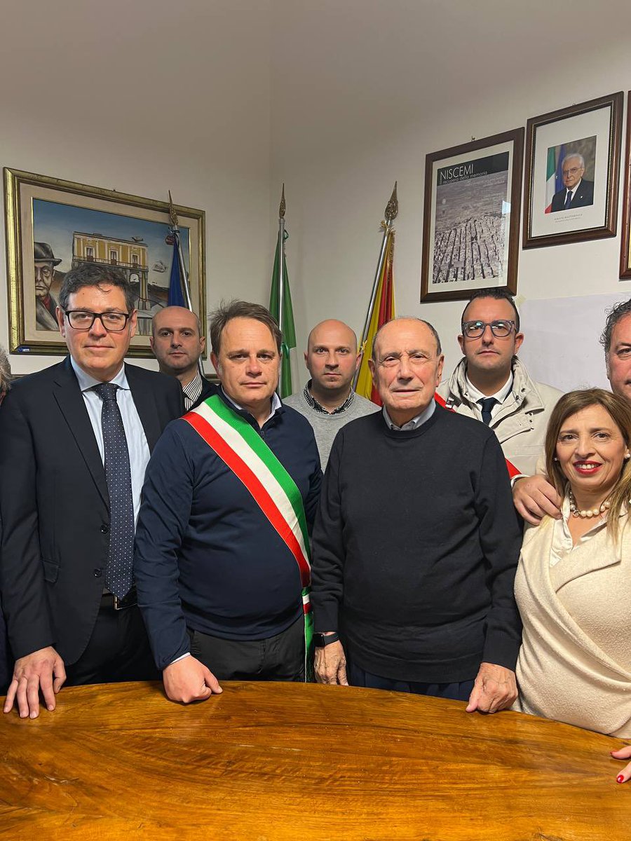 ⛰️ Sono tornato a #Niscemi sia per stare vicino alla popolazione sia per firmare un provvedimento di decentramento che velocizzerà aiuti e ristori.

#governoSchifani #Sicilia #RegioneSiciliana <a href="/Regione_Sicilia/">Regione Siciliana</a>