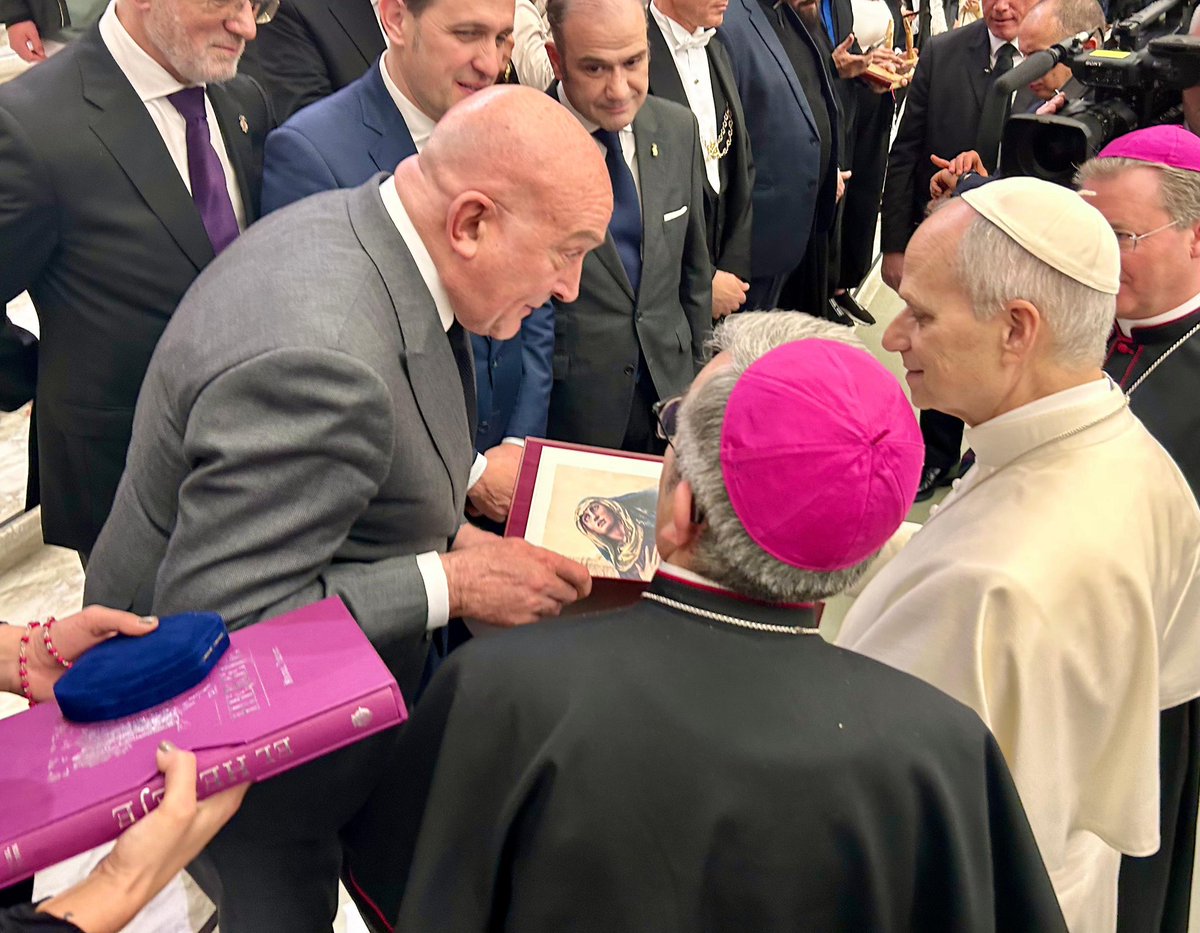 AyuntamientoVLL's tweet image. Valladolid presenta su Semana Santa al Papa León XIV (@Pontifex_es), en Roma, como referente internacional del turismo religioso. 

➕ℹ️: valladolid.es/es/actualidad/…