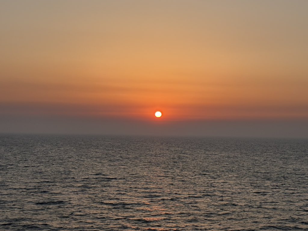 本来说要在船上画画的，但是我电绘板的线被我弄丢在候船处了..哎