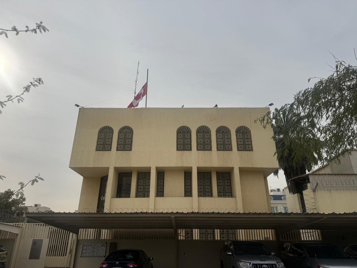 Notre drapeau est en berne en hommage aux victimes de la  fusillade à #TumblerRidge, en Colombie-Britannique. Nous adressons nos plus sincères condoléances à leurs familles et à leurs proches. 

Lire la déclaration du premier ministre Carney : pm.gc.ca/fr/nouvelles/d…