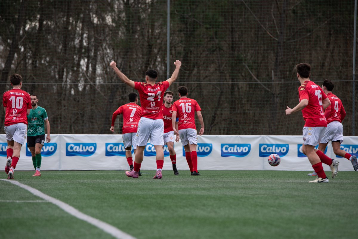 O filial do <a href="/sofan_sd/">SD_SOFÁN</a> sumou tres valiosos puntos que lles deixa cunha lixeira vantaxe sobre a zona de descenso tras a vitoria por 2-0 ante o <a href="/XallasFC/">Xallas F. C.</a>, que deixa unha loita moi igualada no alto de clasificación. 

⚽️ 1-0 Adrián (22') e 2-0 Elvis (57' en propia).

📸 #fotoschimpi