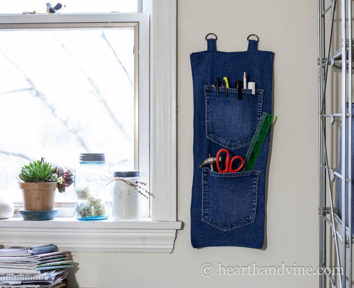 DIY Hanging Pocket Organizer - Easy Denim Upcycle hearthandvine.com/diy-hanging-po…